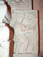Lyon, Abbaye d'Ainay, Choeur, Sculpture, Homme avec baton et truc rond (1)